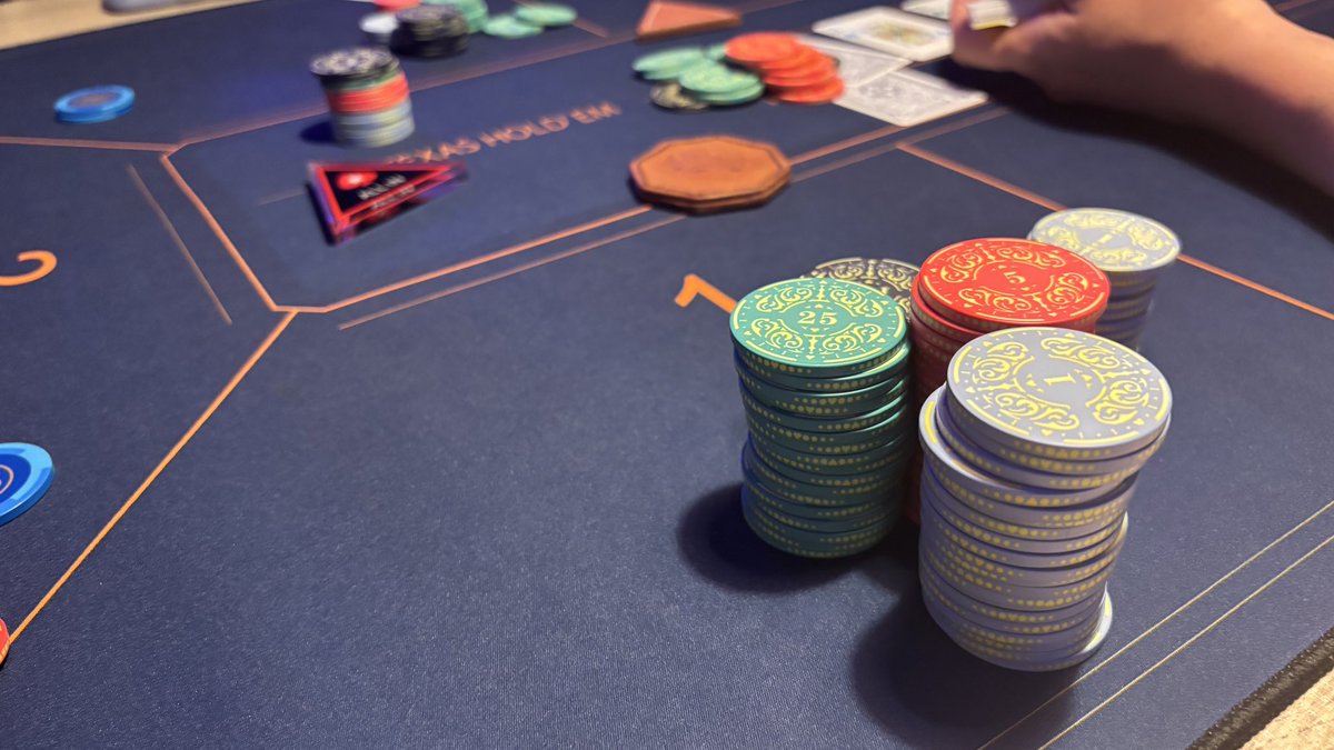 tablemate92's tweet photo. 久々にソラニミツでポーカー🃏
店長のナララクさん、めっちゃいい人✨
#ソラニミツ　#ポーカー https://t.co/8MhNBKhqhN