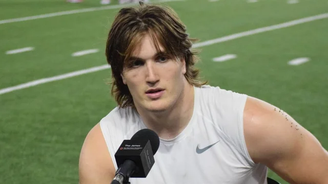 Bucknuts247's tweet image. A broken arm didn't stop Christian Alliegro from playing for #Wisconsin against #OhioState last season. The linebacker recalled that game, discussed his decision to become a Buckeye and more.
247sports.com/college/ohio-s…