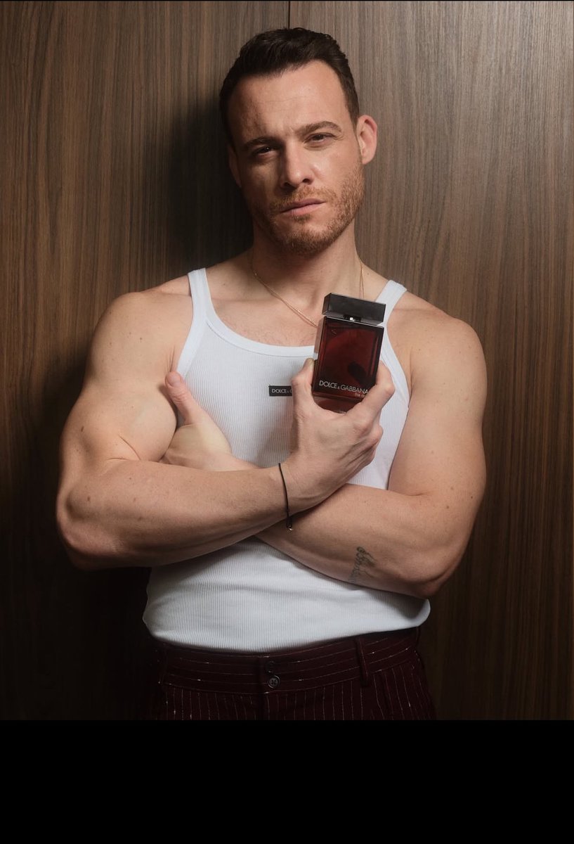 Novas fotos de Kerem Bürsin para o novo perfume da Dolce&amp;Gabana 🔥

On these photos we just saw the parfum 🤣🔥

#KeremBürsin 
<a href="/KeremBursin/">Kerem Bürsin (Mavi Tik ;)</a>