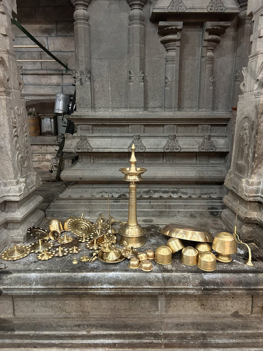 PantryCar's tweet image. A salute to the hand that washed/that washes this every day! 🤩

The shine! ✨ 

#TempleScenes #TemplesofTamilNadu #Thiruvidaimaruthur