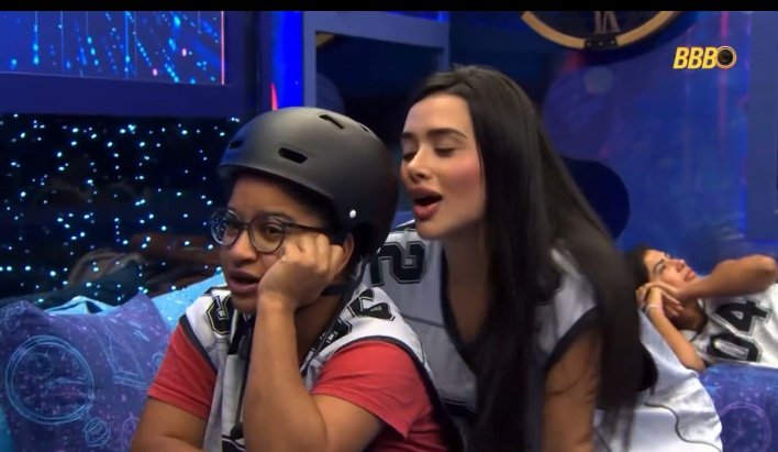 bad mi peidando na cara do jonas mijao tweet media