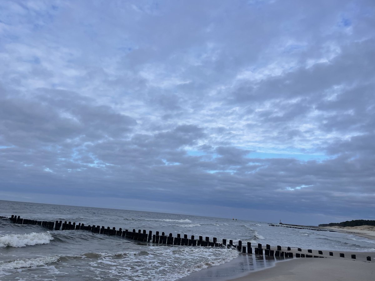 teodor_dziadek's tweet photo. Bałtyckie plaże o tej porze roku to idealnie miejsce na piesze wędrówki. 14km w takich okolicznościach przyrody w ekstremalnie czystym i świeżym powietrzu to idealny czas na tylko #dobre #emocje #głęboki #oddech #odpoczynek #rest #reset 🌊🥾🥾 https://t.co/YfNp5jsZKE