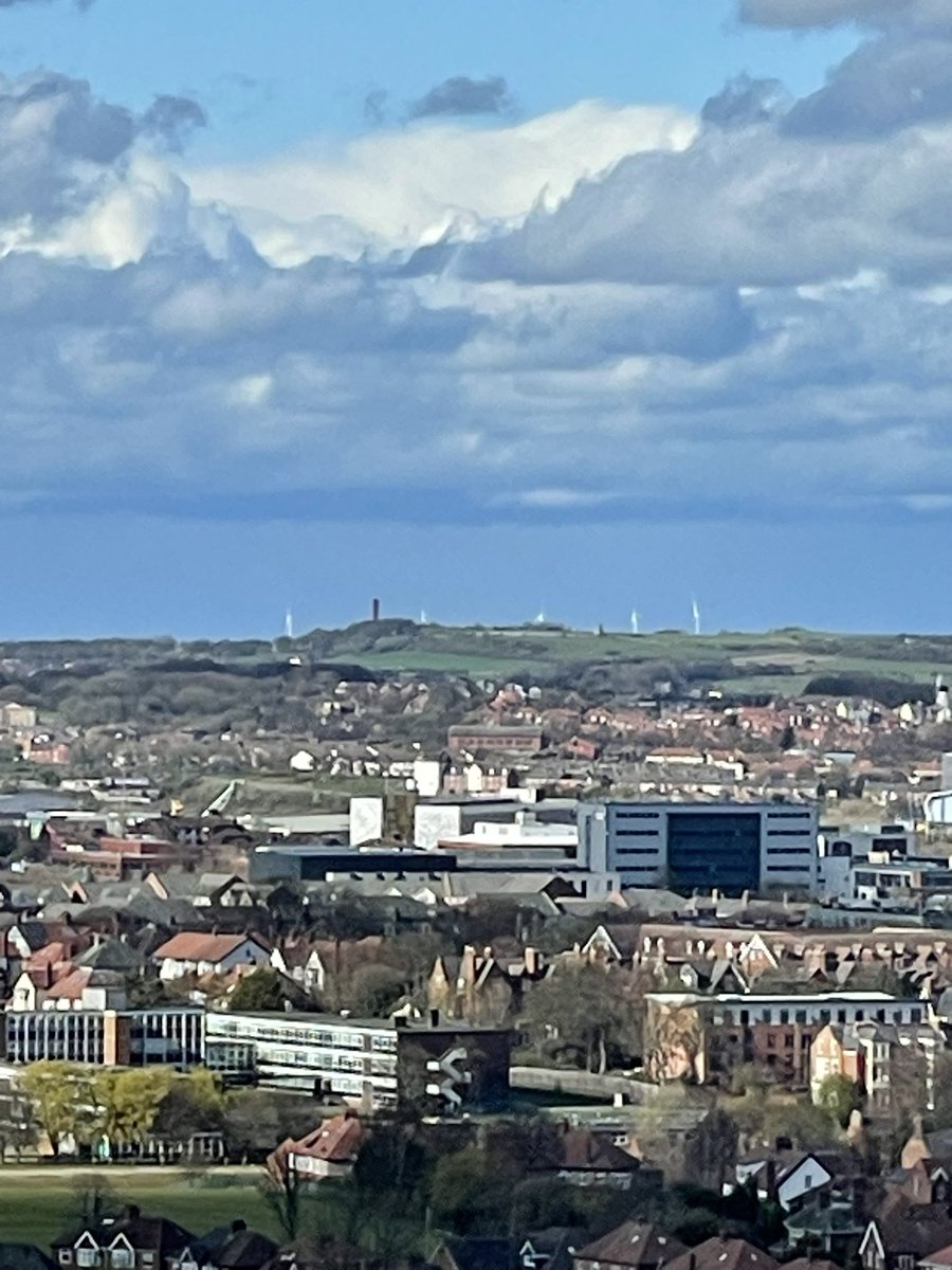 devereux1655's tweet image. If you zoom in you can see penshaw monument- another local spectacular - this is how windy it was- the guy in the video was running- he almost almost got blown away #windy #GoodFriday #views