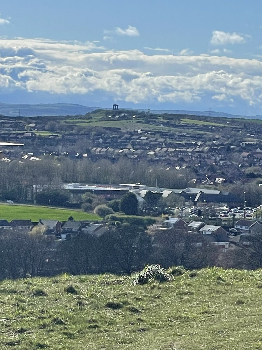 devereux1655's tweet image. If you zoom in you can see penshaw monument- another local spectacular - this is how windy it was- the guy in the video was running- he almost almost got blown away #windy #GoodFriday #views