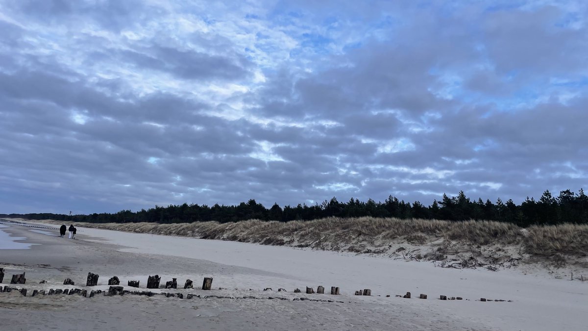 teodor_dziadek's tweet photo. Bałtyckie plaże o tej porze roku to idealnie miejsce na piesze wędrówki. 14km w takich okolicznościach przyrody w ekstremalnie czystym i świeżym powietrzu to idealny czas na tylko #dobre #emocje #głęboki #oddech #odpoczynek #rest #reset 🌊🥾🥾 https://t.co/YfNp5jsZKE