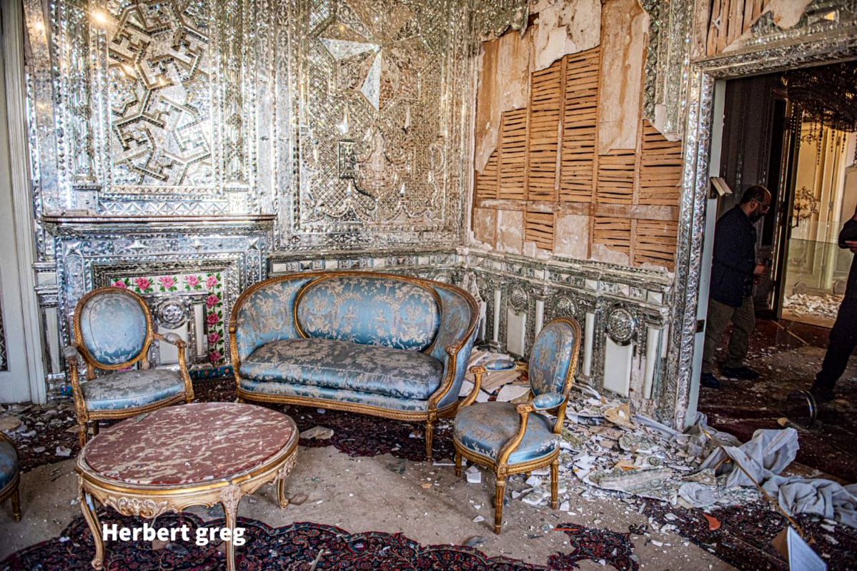 این یک عکس نیست،
سندی‌ست از جنگ علیه تاریخ یک ملت.

تخریب بخش زیادی از آیینه‌کاری و گچ‌بری‌های اتاق خواب پهلوی اول 

📍 مجموعه کاخ سعدآباد، کاخ موزه سبز
📷 هربرت کریم مسیحی