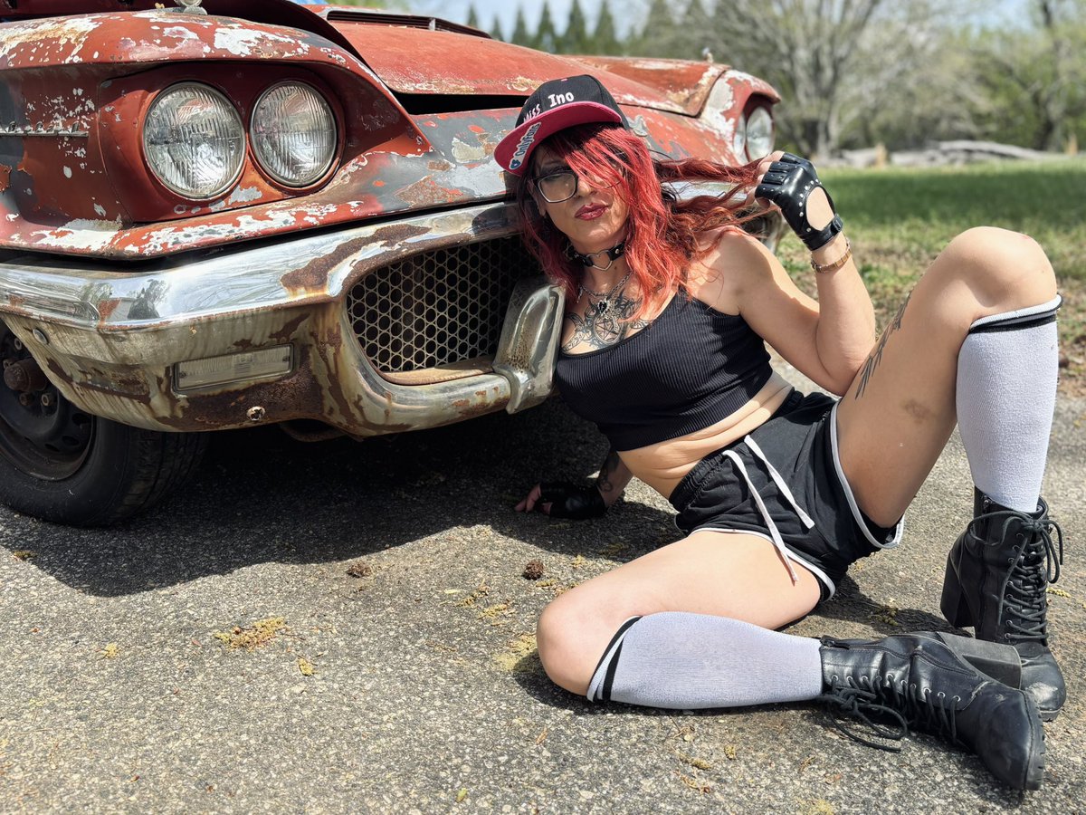 ts_miss_ino's tweet image. Under the warm sun of South Carolina, had my first collaboration with someone born in the fifties ☀️

Meet the 58 Thunderbird!
Owned by @EveTsarina 

#oldcar #thunderbird #southcarolina #altmodel