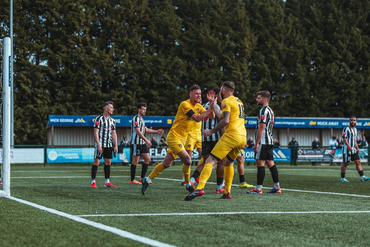 HarbTownFC's tweet photo. GOAL — HARBOROUGH TOWN 🐝 

⚪️ 1 - 1 🟡 

⏱️ 64’ | We’re level – an in-swinging corner bounces up and @mcauley_rory heads in the equaliser! 🙌

📸 | @R__BMedia 

#IVEHAR | #UpTheBees | #Harborough
@hfmnews | @HarbTownFC_ES | @HarbMail