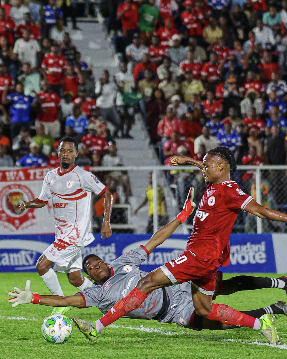 SimbaSCTanzania's tweet photo. Mwalimu wa magoli. #NguvuMoja https://t.co/l45NrByv0u