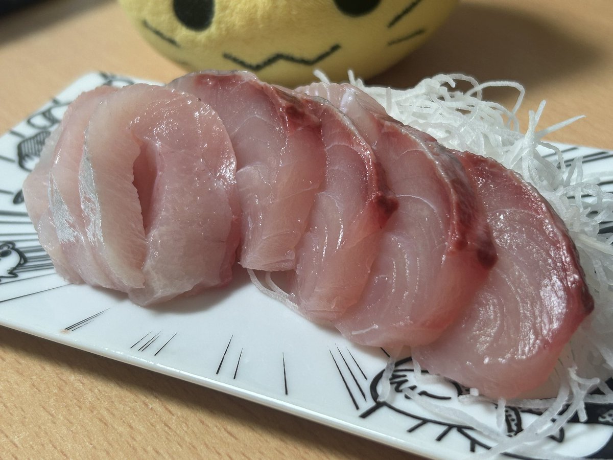 本日の晩ご飯!6日寝かせた三宅島のカンパチ!!

見よこの2枚目の腹の身を!!もはや中トロ!!おばさんは大トロより中トロ派!!つまり…うまーーーーーい!!

脂の甘みがたまんないワン〜💖
まだ半身まるまると、今回の半身の尾の方、お頭が残ってるから明日も楽しみだワン💖 