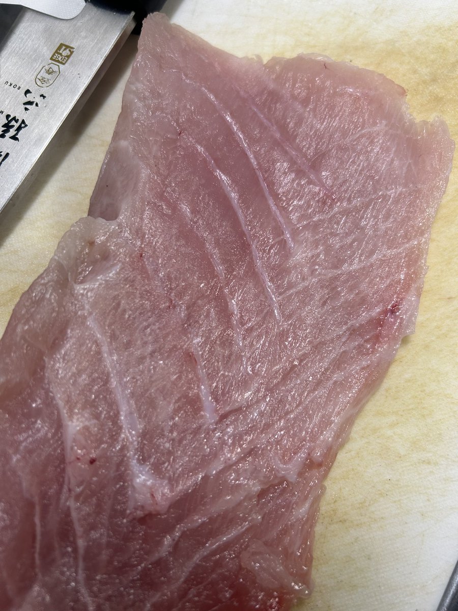 本日の晩ご飯!6日寝かせた三宅島のカンパチ!!

見よこの2枚目の腹の身を!!もはや中トロ!!おばさんは大トロより中トロ派!!つまり…うまーーーーーい!!

脂の甘みがたまんないワン〜💖
まだ半身まるまると、今回の半身の尾の方、お頭が残ってるから明日も楽しみだワン💖 