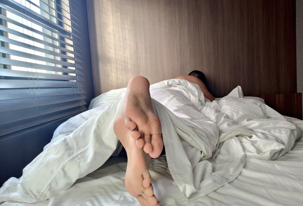 Jrob feet tweet media