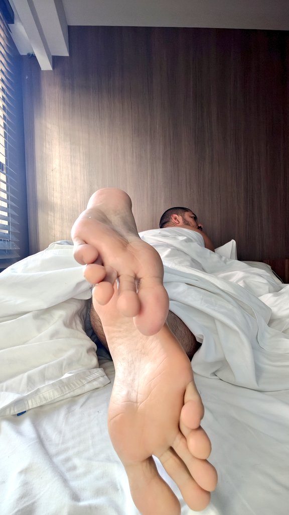 Jrob feet tweet media