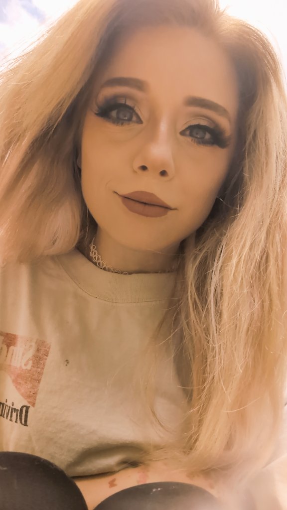 TheGoldenGoddes's tweet photo. Birthday stream tonight on CB at 5:30 EST ☺️ https://t.co/fvfB7dsQ4v