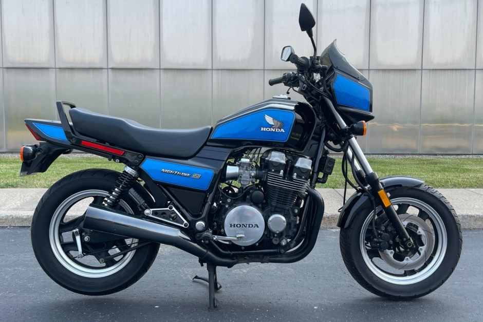 ThatCigarDude's tweet photo. There are bikes you own and bikes that own you for a while.
The Honda CB750SC Nighthawk was the second kind. 🧵 https://t.co/286cYXtNsI