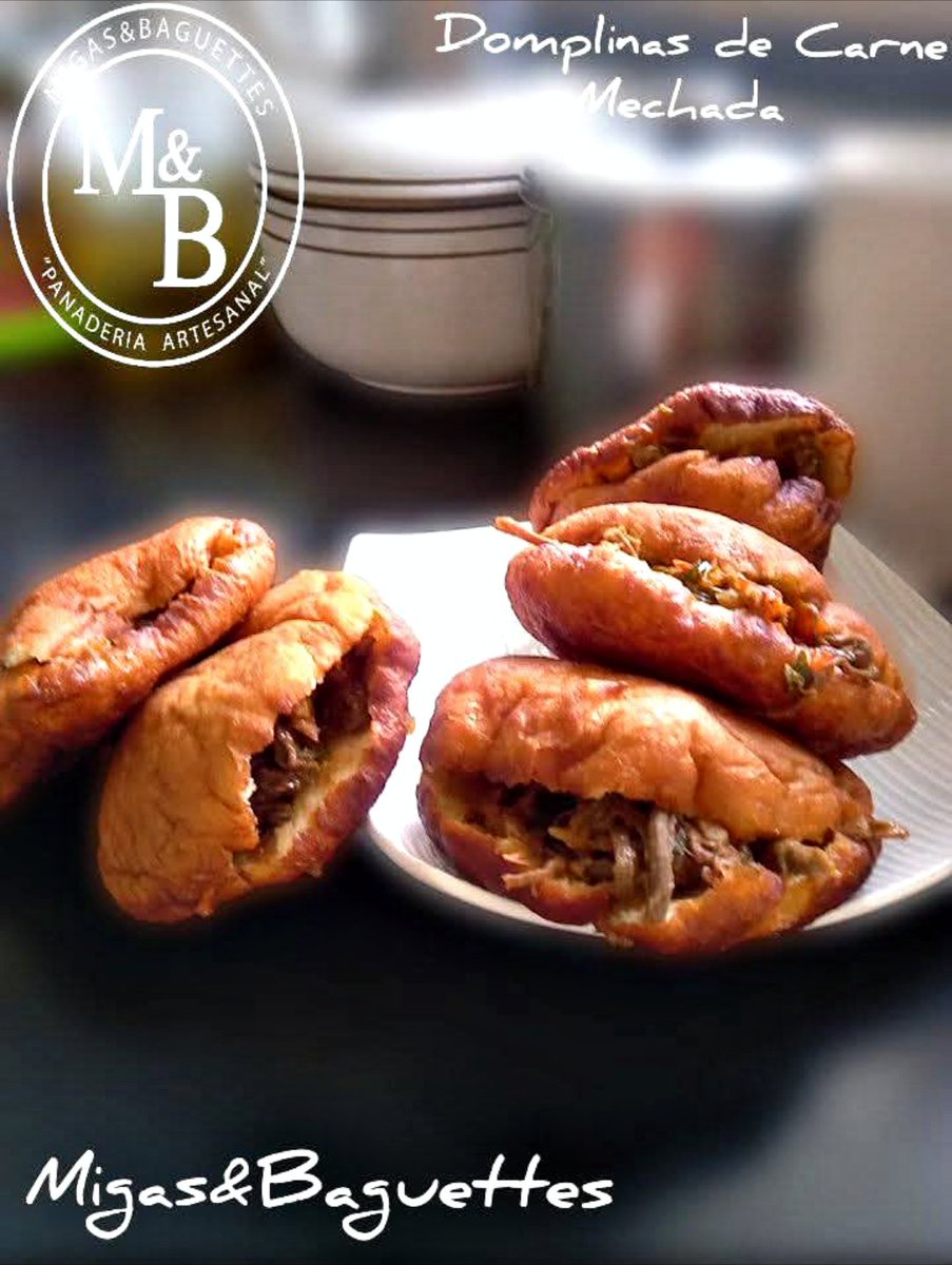 migasybaguettes's tweet photo. 🍞 Domplinas de Carne Mechada: panecillos de harina de trigo fritos, crujientes por fuera y rellenos de carne mechada jugosa. Un clásico del oriente venezolano (Sucre y Guayana). ¡Sabor a tierra pura! 😋 #Domplinas #CarneMechada #CocinaOriental #ComidaVenezolana https://t.co/YfyLEtVbtE