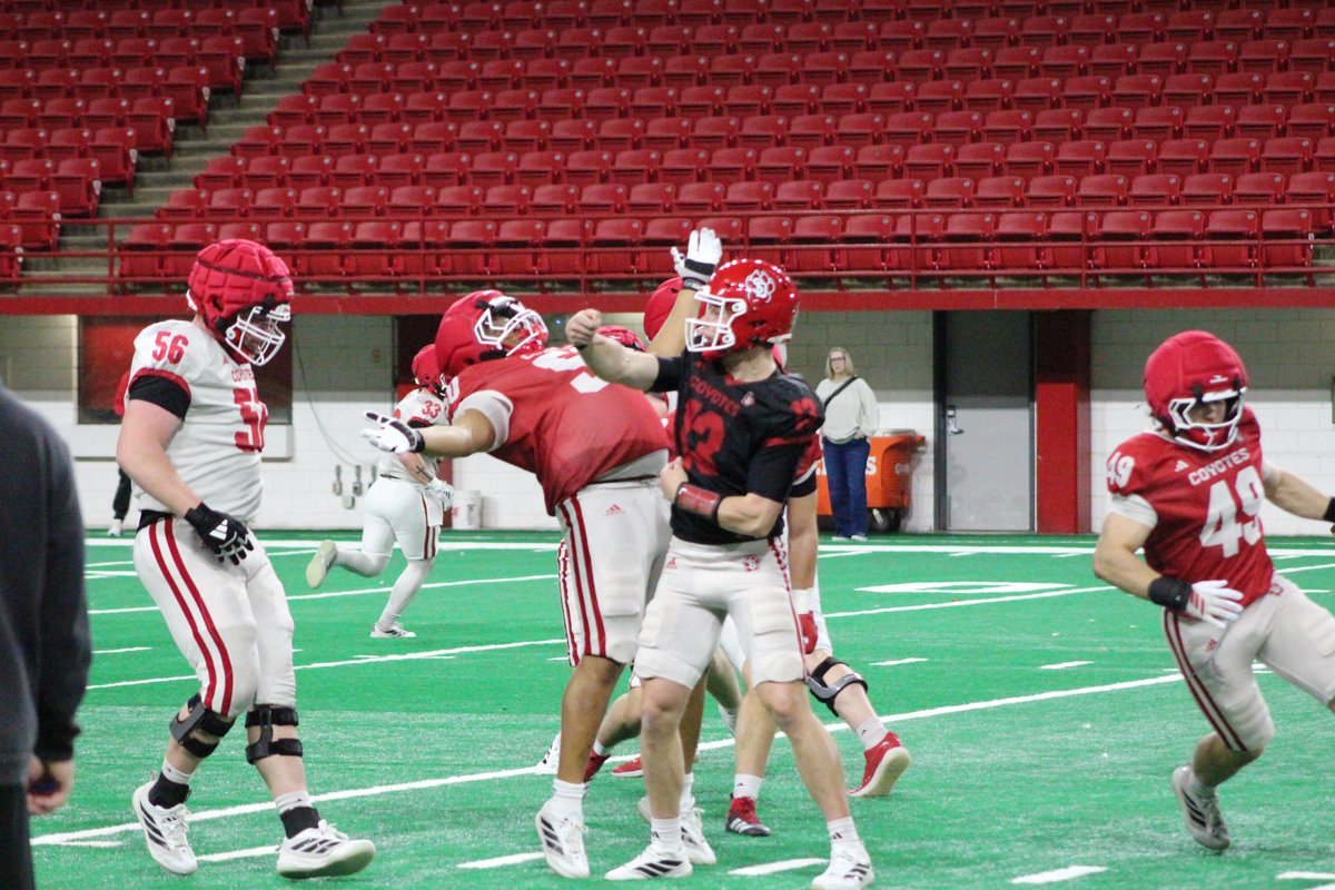 MattJZimmer's tweet photo. Chris Dixon's ability to pressure the QB without hitting him is impressive. https://t.co/I0jEWGN957