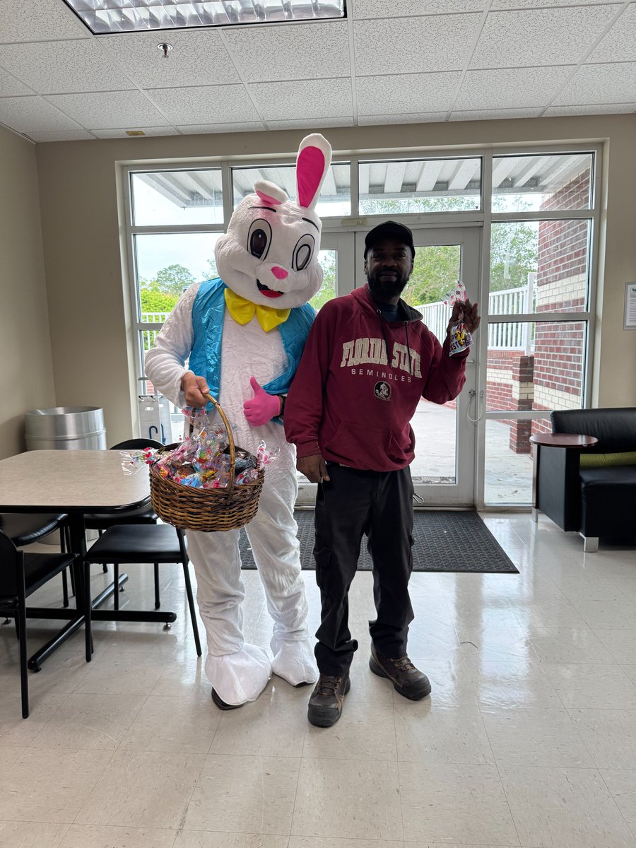 ATRecycle's tweet photo. Moments like these make employee engagement extra special. Wishing everyone a fun and relaxing holiday weekend!  Many thanks to the Easter Bunny!
#EmployeeEngagement #TeamATR #Pensacola #WorkplaceCulture #holidayweekend #easterbunny https://t.co/kLqE8ei2nf