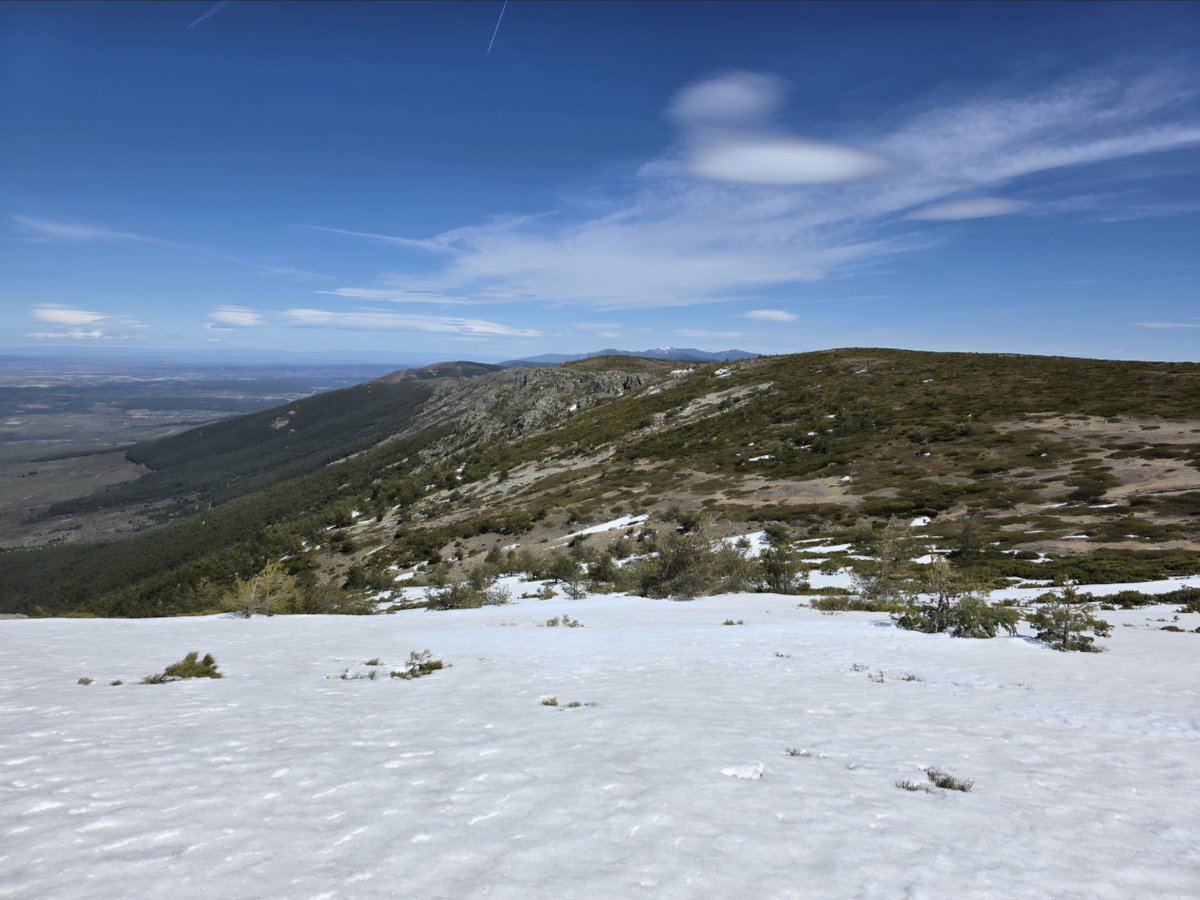 CanenciaEnFotos's tweet photo. Ventisquero de La Nevera, en la cara Este del Reajo Alto (2100m) y sus vistas hacia el Valle del Lozoya. Abril 2026. https://t.co/kclB2uICpj