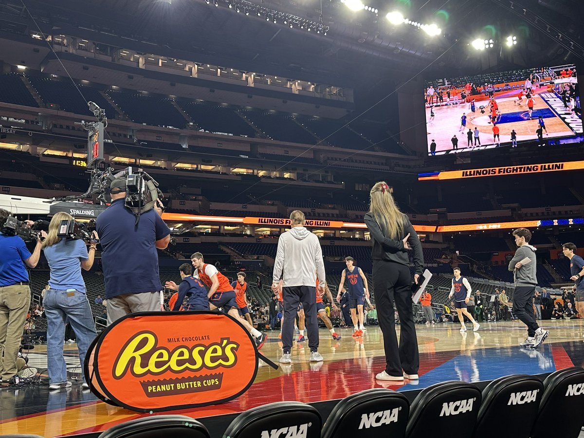 JusticeKeene1's tweet photo. Courtside for @IlliniMBB Practice! Long way from Western Hall to Lucas Oil Stadium for @CoachUnderwood &amp; @Alexander_Geoff 🏀🔶🔷 https://t.co/YrFrx5c69h