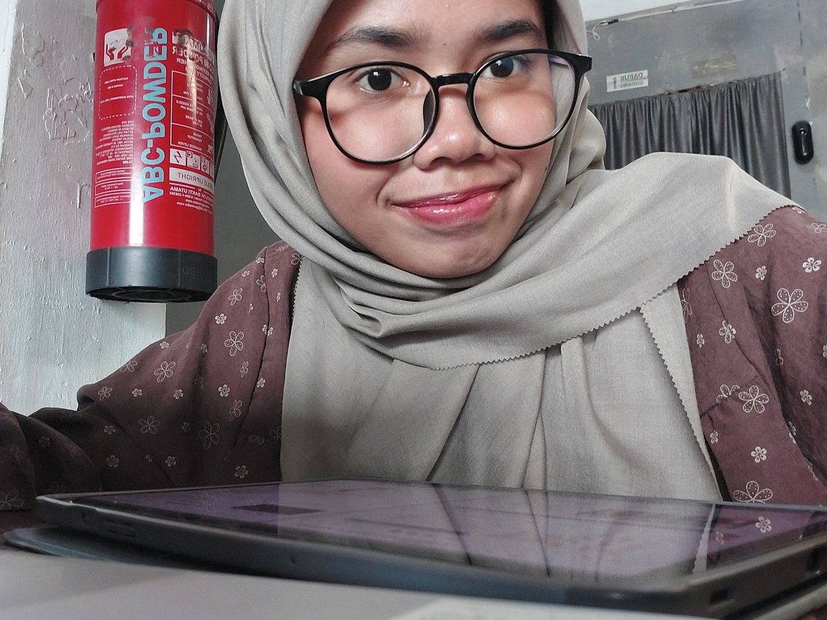 - friday, april 3rd 2026

Minggu 1 blok gangguan muskuloskeletal, so far masih seru. Dan memutuskan belajar keluar karena bosan dan masih berusaha menyesuaikan diri utk balik ke mode anak rantau.

Tapi tadi sempat ga mood belajar di tengah2 sesi karena berita mark💔