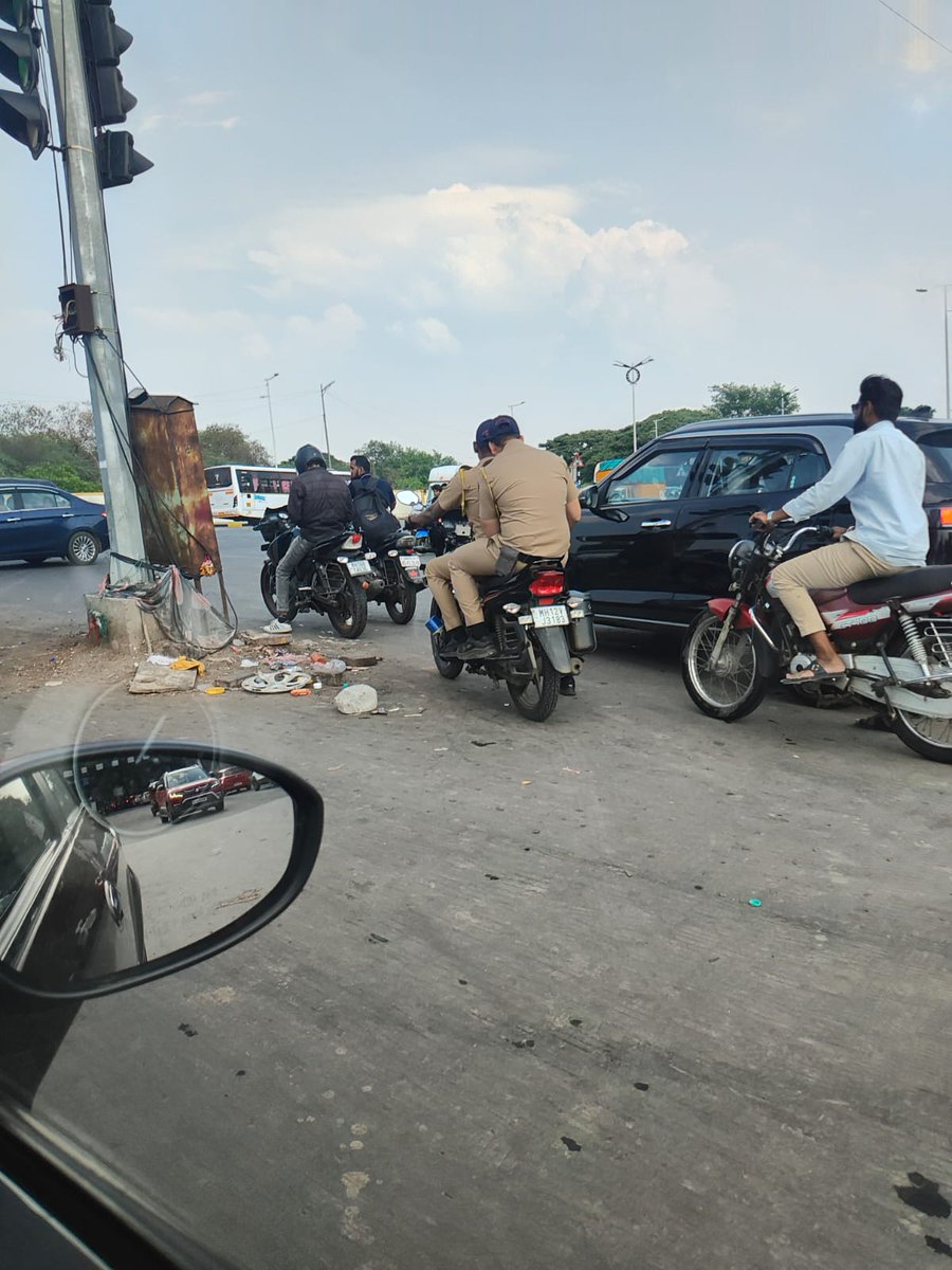 greko_roman's tweet photo. @ComplaintsPune too many people enter the wrong side at the signal between khadki police station and NH60/65. Here are a few . MH12VJ3183 https://t.co/ODQ8mDjxpo