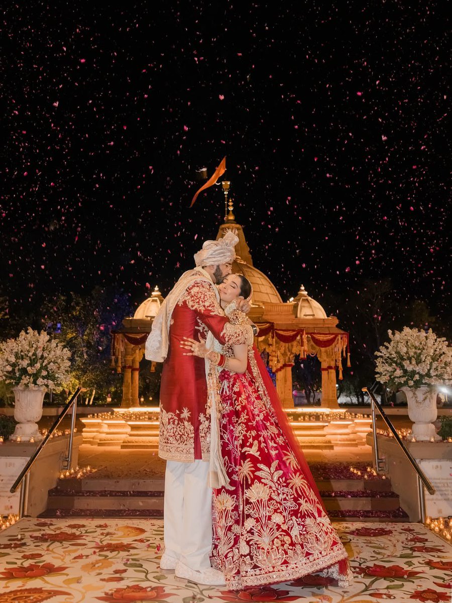 the_fab_app's tweet image. Moments stitched with love, memories framed forever. A vision in every frame... 💫

#bridalentry #indianbride #indianwedding #couplegoals #weddingphotos #manishmalhotra #varmala #hinduwedding #lehenga #weddingdress #bridallehenga #couplegoals #couplelove #beautifulbride #bridal