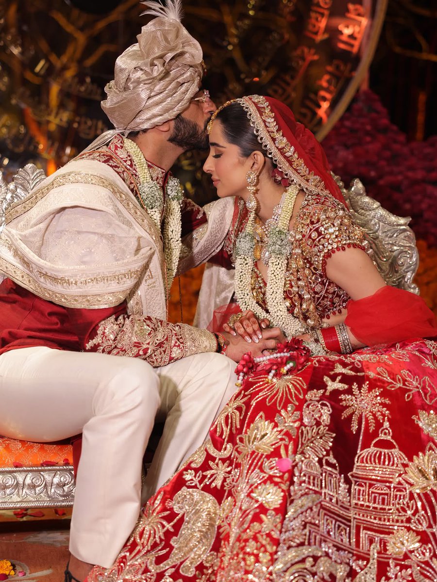 the_fab_app's tweet image. Moments stitched with love, memories framed forever. A vision in every frame... 💫

#bridalentry #indianbride #indianwedding #couplegoals #weddingphotos #manishmalhotra #varmala #hinduwedding #lehenga #weddingdress #bridallehenga #couplegoals #couplelove #beautifulbride #bridal