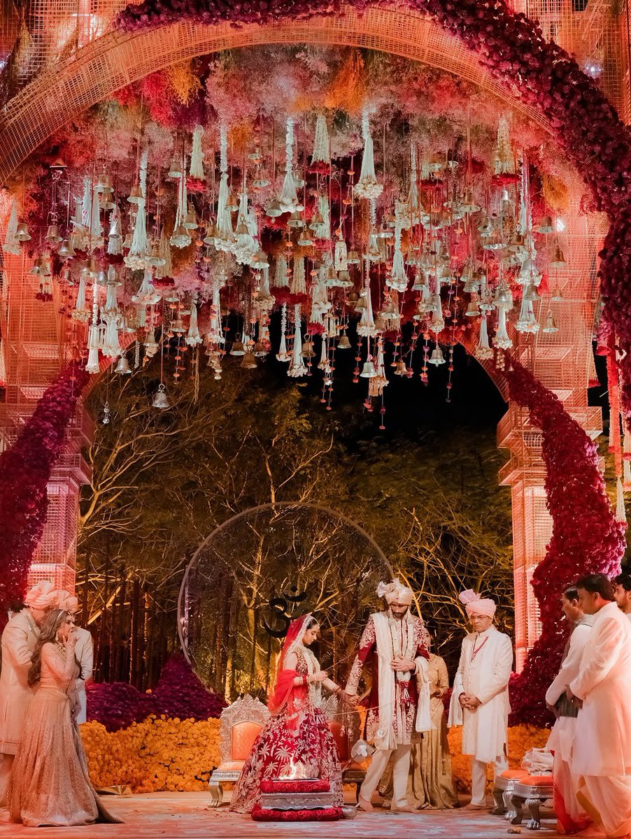 the_fab_app's tweet image. Moments stitched with love, memories framed forever. A vision in every frame... 💫

#bridalentry #indianbride #indianwedding #couplegoals #weddingphotos #manishmalhotra #varmala #hinduwedding #lehenga #weddingdress #bridallehenga #couplegoals #couplelove #beautifulbride #bridal