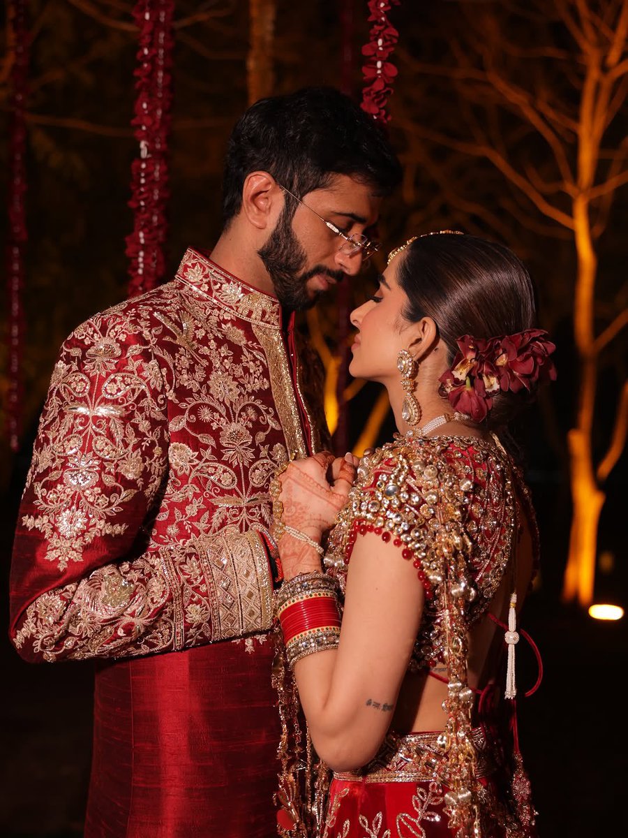 the_fab_app's tweet image. Moments stitched with love, memories framed forever. A vision in every frame... 💫

#bridalentry #indianbride #indianwedding #couplegoals #weddingphotos #manishmalhotra #varmala #hinduwedding #lehenga #weddingdress #bridallehenga #couplegoals #couplelove #beautifulbride #bridal