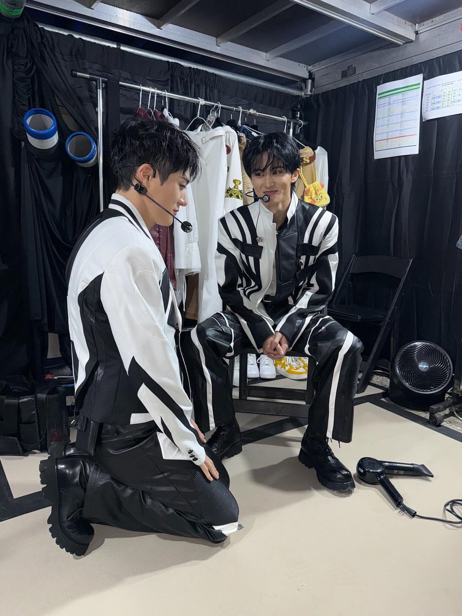 jenmark1225's tweet photo. Thank you for everything, Mark Lee —  you will always be our leader 🤍🤍 https://t.co/ZFfn954VZh