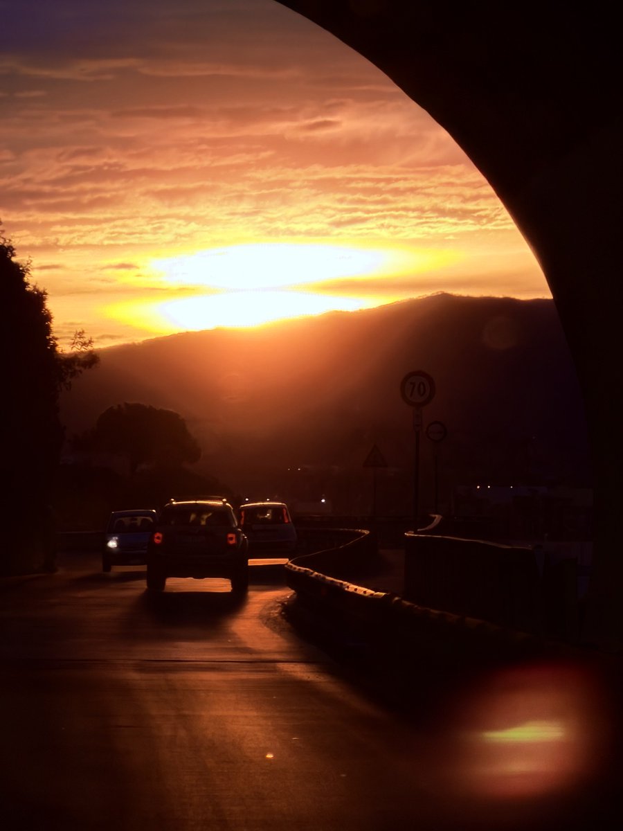 Alonein43672278's tweet image. #photography #highway #gallery #dawn #sun #cars