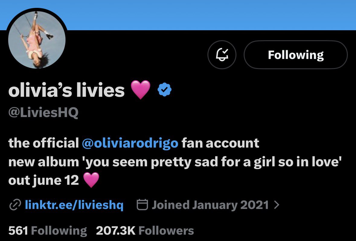 jay IS PRETTY SAD FOR A BOY SO IN LOVE🩷🎸 tweet media