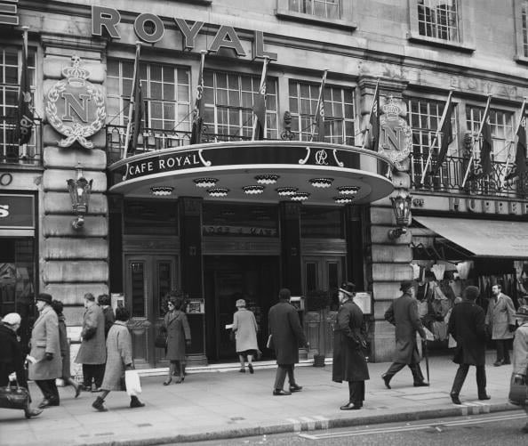 Beatlesfab40's tweet image. OTD 03APR1969 Two days after John &amp;amp; Yoko were interviewed by Eamonn Andrews for the ‘Today’ programme, they were interviewed by him again but this time it was for ‘The Eamonn Andrews Show’. It was filmed at the Café Royal restaurant in London. #Beatles #TheBeatles #JohnLennon