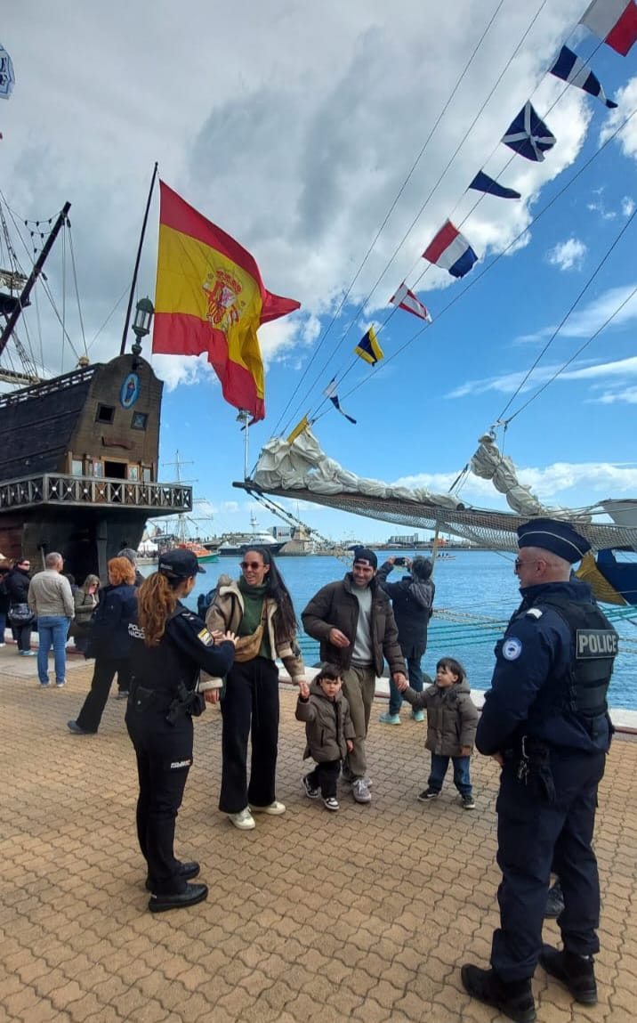 policia's tweet image. Esta Semana Santa también tenemos agentes prestando servicio en #Setè #Francia con @PoliceNationale 

Dentro del proyecto #ComisaríasEuropeas para mejorar la atención a los turistas

Si nos ves, acércate y saluda 👋

🇪🇸🤝🏻🇫🇷