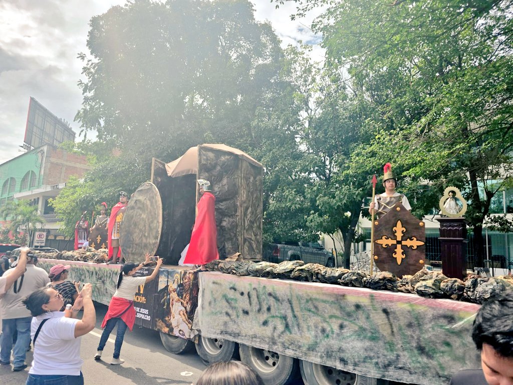 Viernes Santo.
Vía Crucis 2026
Decimos cuarta estación, Jesús es sepultado.