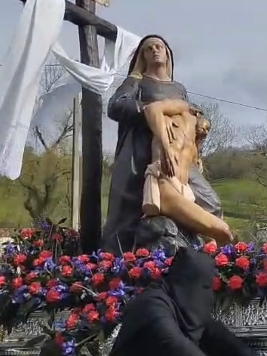 javiernoriegago's tweet photo. Hoy, he tenido el honor de participar como #nazareno en el #VíaCrucis del #ViernesSanto que se ha iniciado en la parroquia de #Selaya y que ha concluido en el #SantuarioDeValvanuz.
Está organizado conjuntamente por la #Cofradía de #Valvanuz y por la Cofradía de #ElDescendimiento de Santander, que precedían al paso de ‘La Piedad’ durante el recorrido.
El acompañamiento musical ha estado a cargo de la Banda de Cornetas y Tambores Stella Maris, que ha vuelto a participar como ya es habitual en los últimos años.
👇👇👇👇