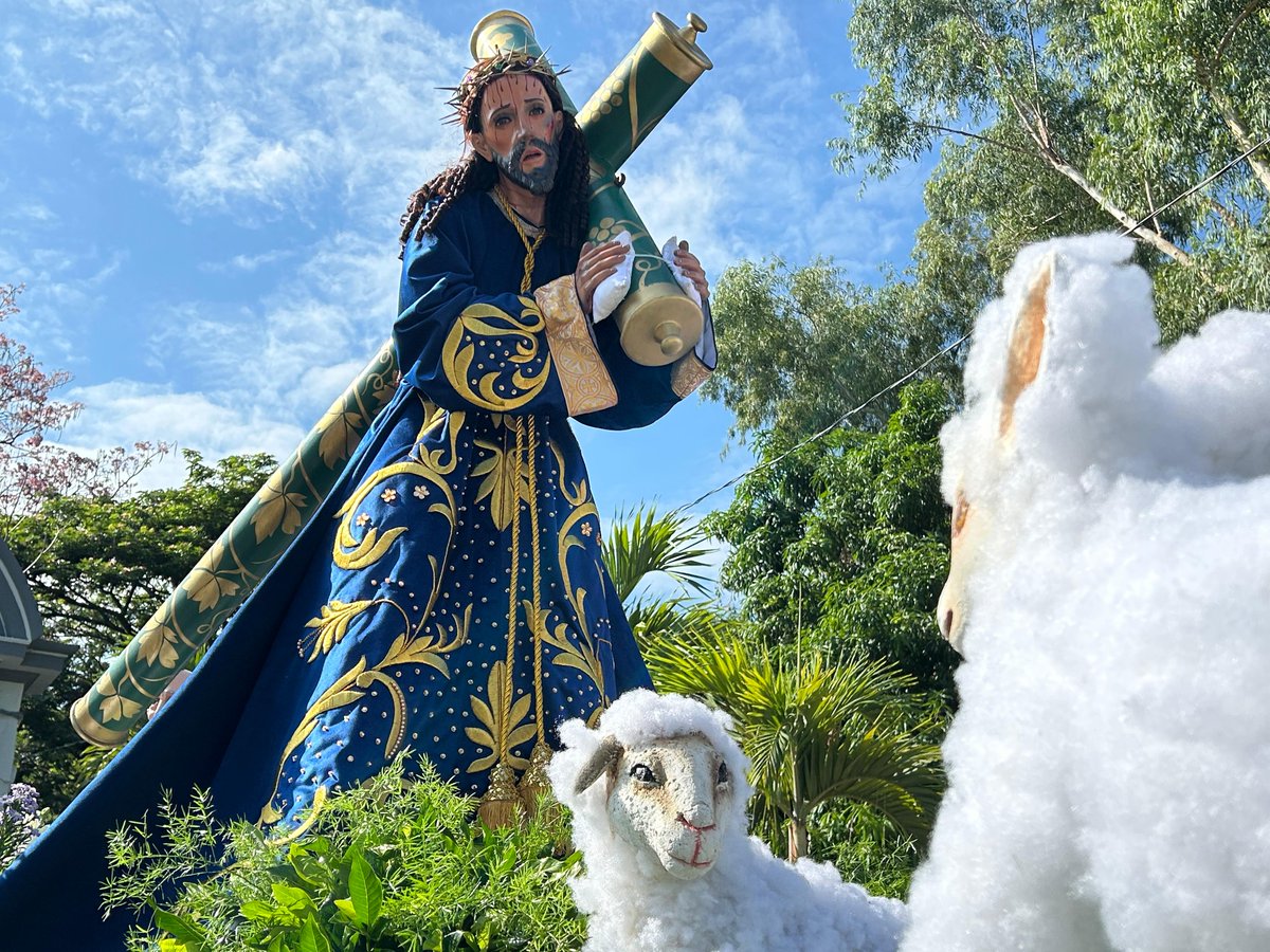 elsalvador's tweet photo. #DeCultura | Con mucha fe y recordando el sufrimiento de Jesucristo, los feligreses de #Apastepeque, #SanVicenteNorte desarrollan el vía crucis. 

📷 Huber Rosales https://t.co/irPLCzLVo9