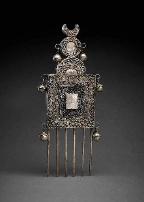 rhaplord's tweet photo. silver
Khol container, Porte Koran (Xirsi), and comb
18th-19th century
Somalia

-Harn Museum of Art
#randomxt https://t.co/G8NilsjtqP