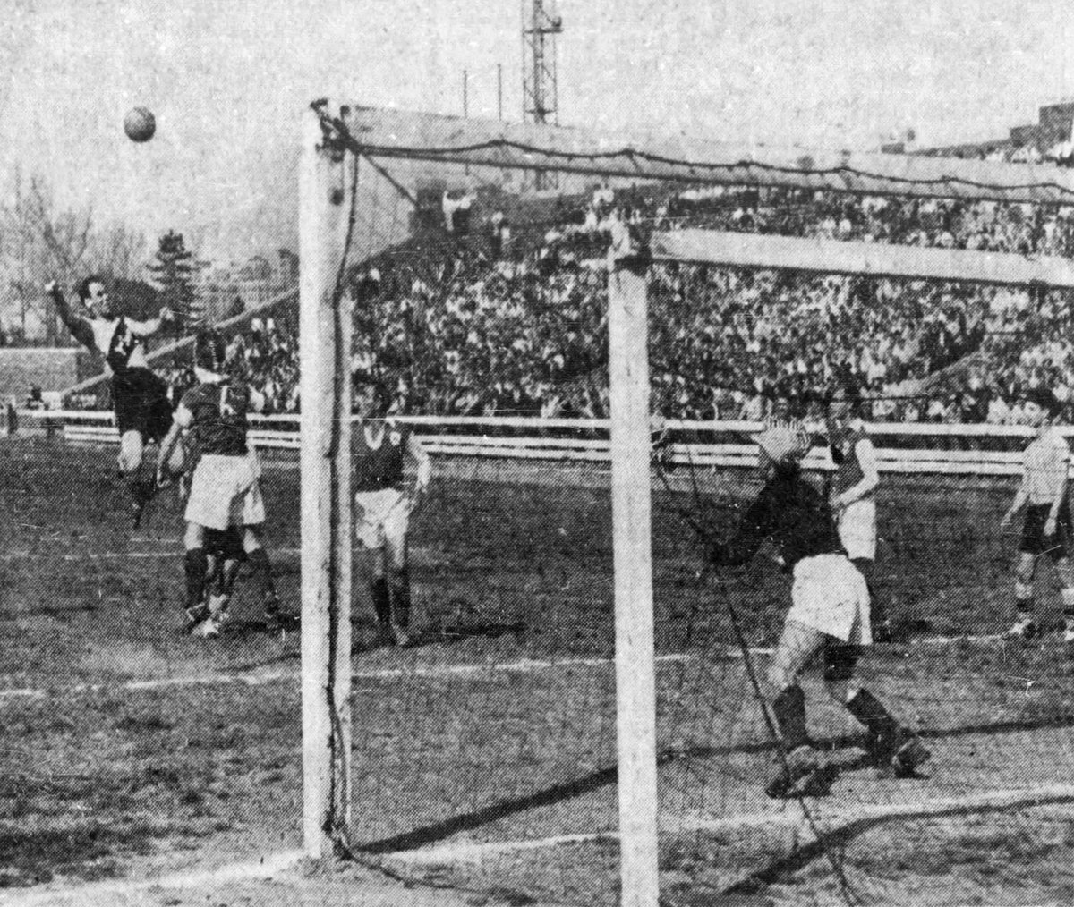 soccerreform's tweet photo. 71 years ago today in @opencup:
Simpkins of St. Louis v Los Angeles Danes
#savethecup https://t.co/elOaRWVNrO