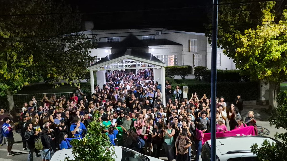 Con mucha preocupación vemos como la democracia en el IUPA se ve dañada por prácticas políticas sospechosas de fraude.

El gobernador Alberto Weretilneck fue quien designó a Blanes como rector normalizador. Pero en vez de normalizar, hoy mantiene al IUPA en un escenario caótico.