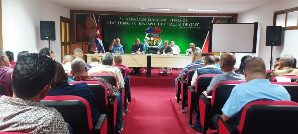 El Viceprimer Ministro Jorge Luis Tapia Fonseca chequea en #LasTunas los programas relacionados con la producción de alimentos #PorLasTunasLaVictoria #SíSePuede