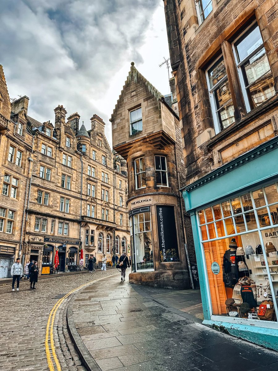 Natursee's tweet photo. Three photos of the historic city of Edinburgh.

Scotland, UK 🇬🇧 https://t.co/IFPR3V2gUj