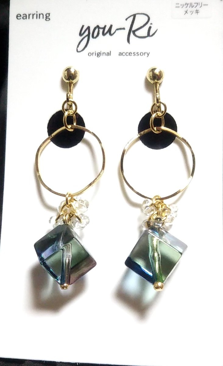 hiro62348054's tweet photo. 確か去年の秋頃にアクセサリーショップで買ったイヤリング。他に紫系とオレンジ＆緑グラデーションがあったと思うんだけど、この透け感ある青緑グラデーションを選んだのは、何となくアニメ「グノーシア」主人公ユーリくん概念っぽいカラーと真っ先に思ったからだった。 https://t.co/bz5S8mXqQh