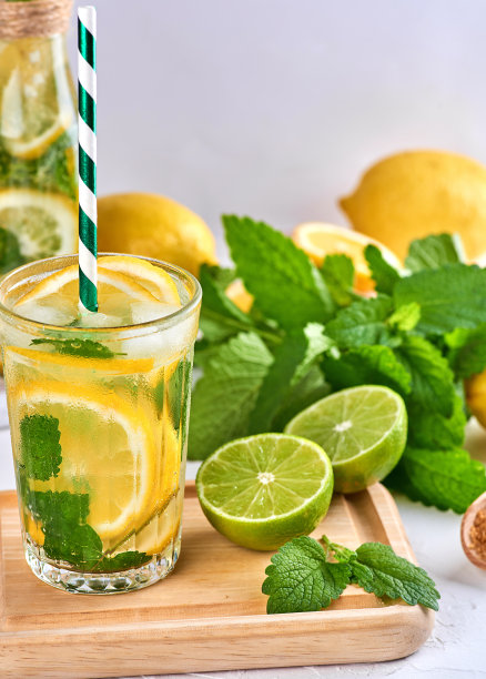 Babacar43286311's tweet image. Summer in a cup!   Muddle 5 mint leaves + 1 lime wedge, add 150ml coconut water + ice, top with a mint sprig.  Refreshing, 2 mins, zero sugar! #CoconutMintSip #QuickRefresh