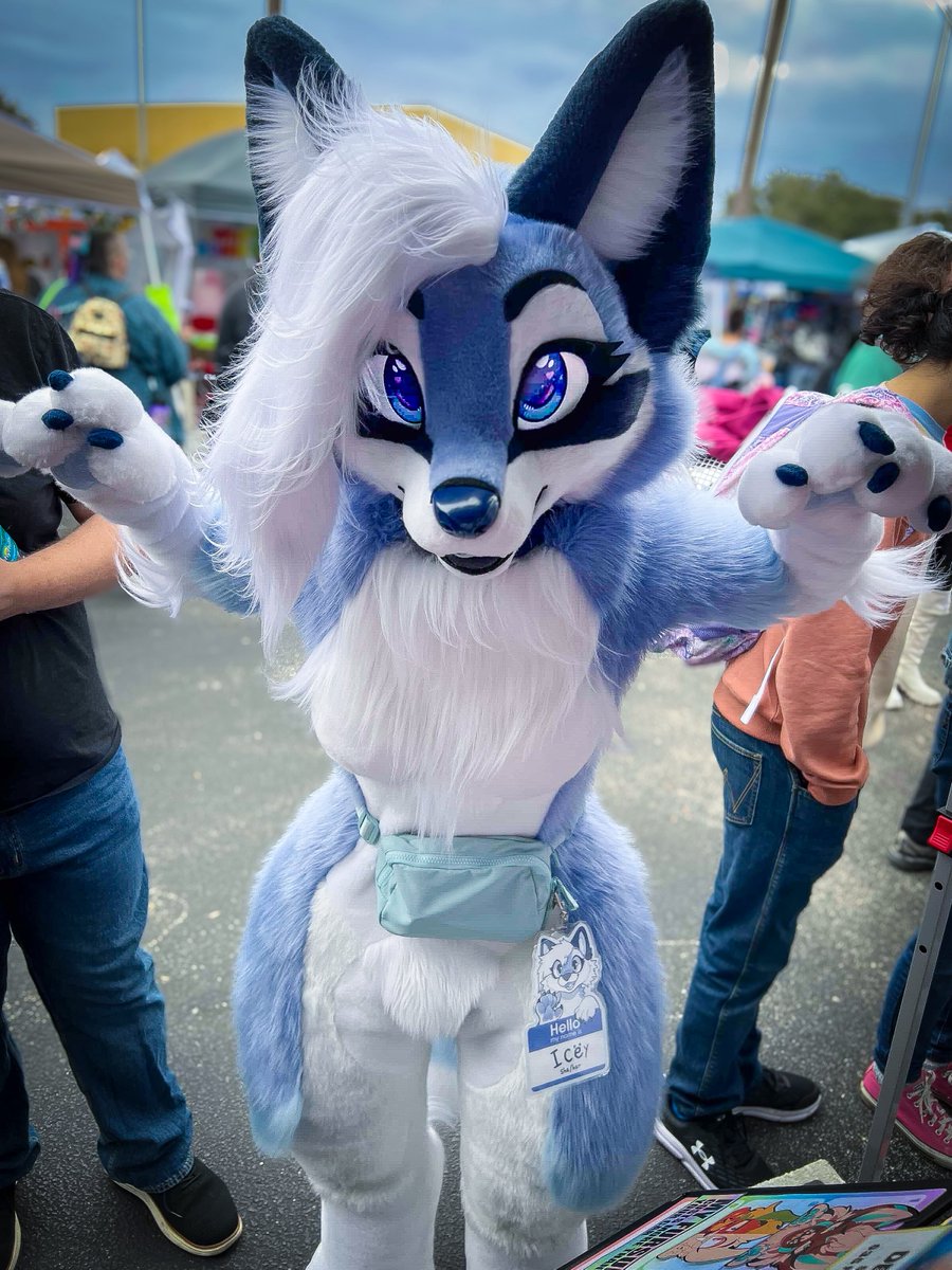 Be careful, I might pounce on ya! 😈

#FursuitFriday