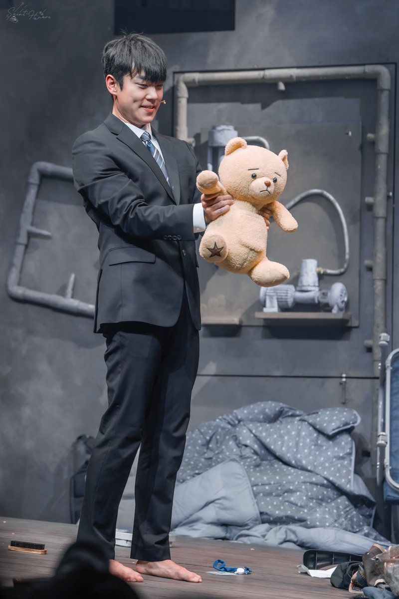 260403 뮤지컬 더 라스트맨 커튼콜 데이      

생존자 役 김찬종 배우님  그리고 존버 🌟🧸

찬존버가 대신 '가보자고'를 해주는 느낌 ˃̣̣̣̣̣̣︿˂̣̣̣̣̣̣
맨발로 퇴장하던 찬존자...˃̣̣̣̣̣̣︿˂̣̣̣̣̣̣