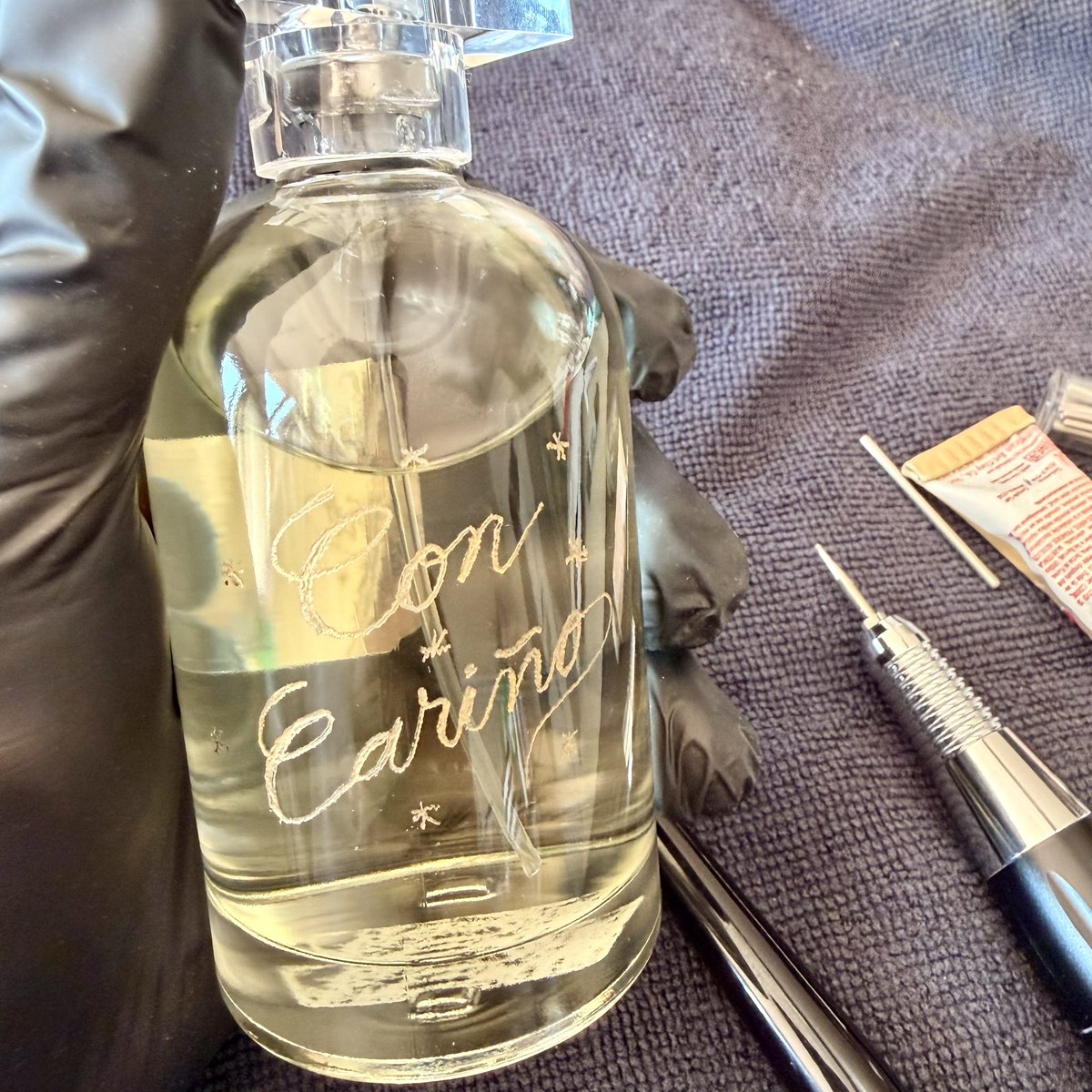 mbcaligrafia's tweet photo. Trabajando ando y grabando.
#mobur #mbcaligrafia #engraving https://t.co/WkejZFrik3