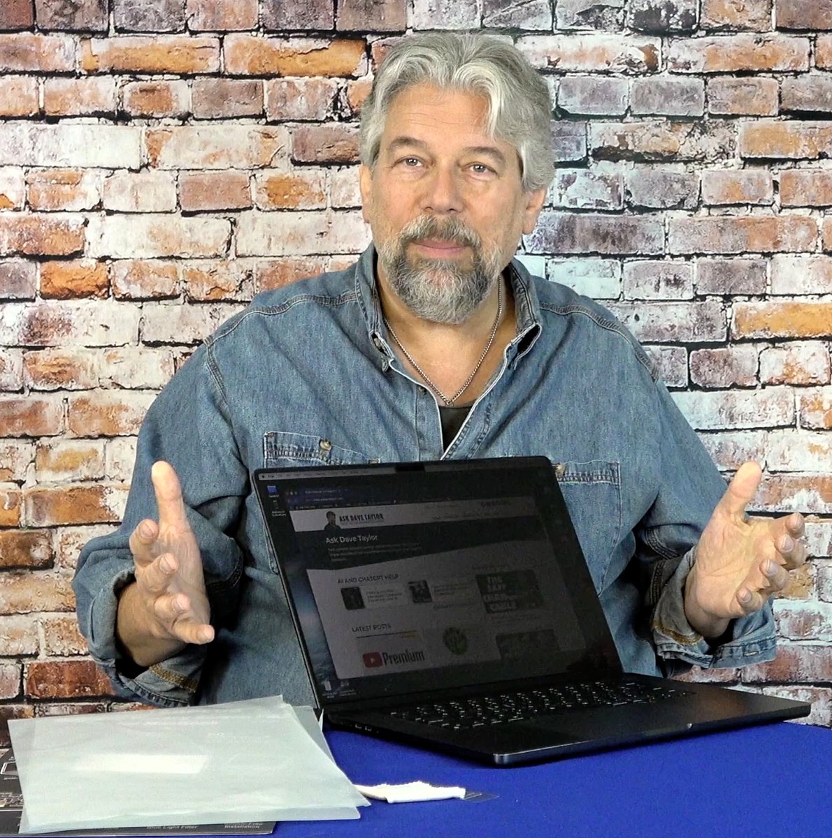 DaveTaylor's tweet image. Tired of shoulder surfers seeing everything on your MacBook screen when working in public? Then you'll want to learn all about the Afterplug Magnetic Privacy Filter Screen, which I demo and test in my latest review video: youtube.com/watch?v=5grzPW… #privacy #macbook #afterplug