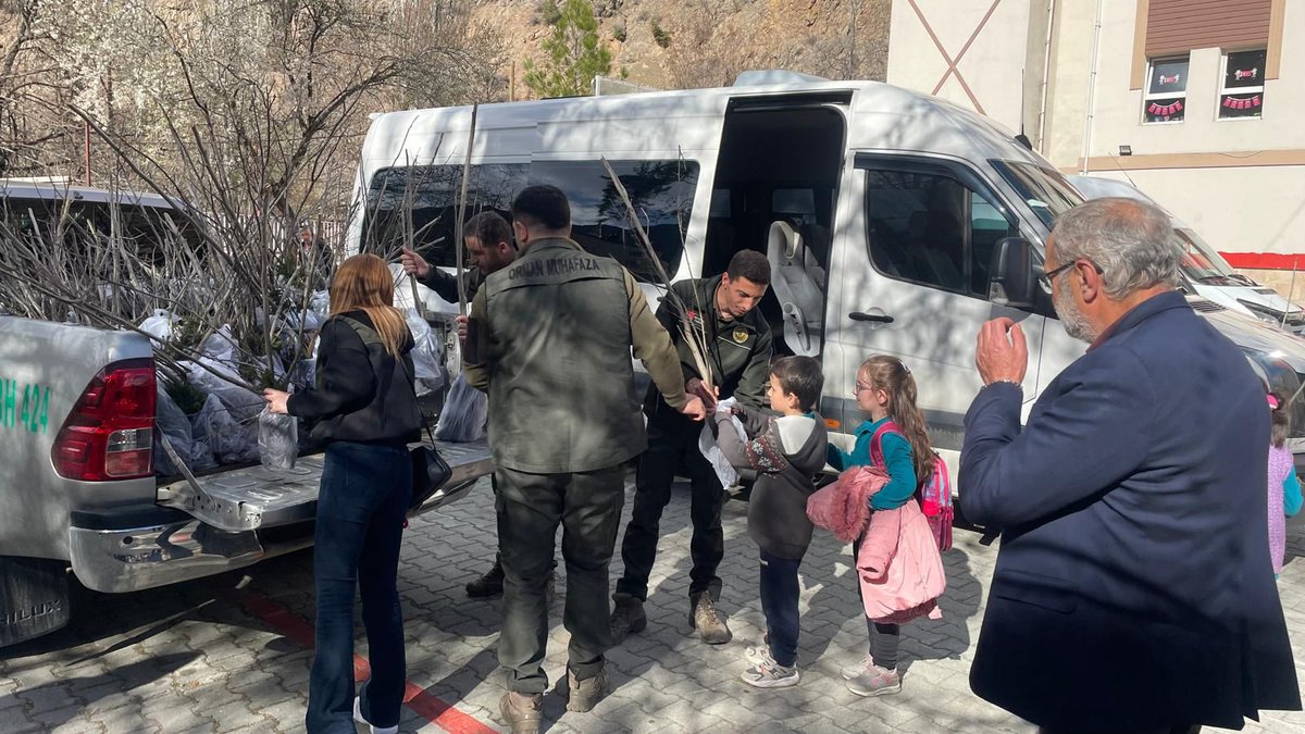 artvinobm's tweet photo. Artvin Orman Bölge Müdürlüğümüz Yusufeli Orman İşletme Müdürlüğünce Şehit Soner Ataeşsaçan İlkokulu ve Ortaokulu öğrenci ve öğretmenleri ile Cuma Namazı çıkışı vatandaşlara, yöreye özgü fidan dağıtım etkinliği gerçekleştirildi.
https://t.co/OQ6rsVNwYc https://t.co/XLSIR5WyO1
